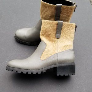 Logo Lori Goldstein Boots Gray / Brown Size 9